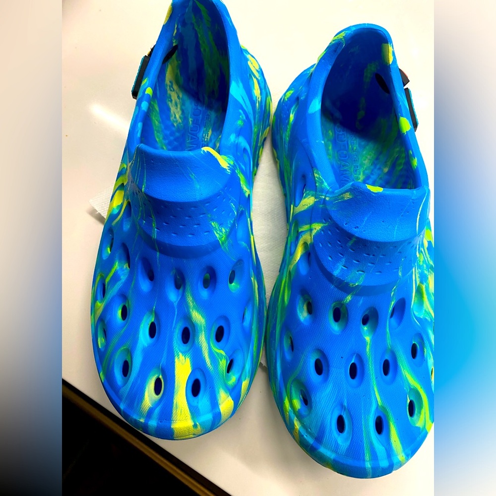 Skechers Go Foam Clogs Women’s 9, Men 7 Neon green & blue BeachLife edition